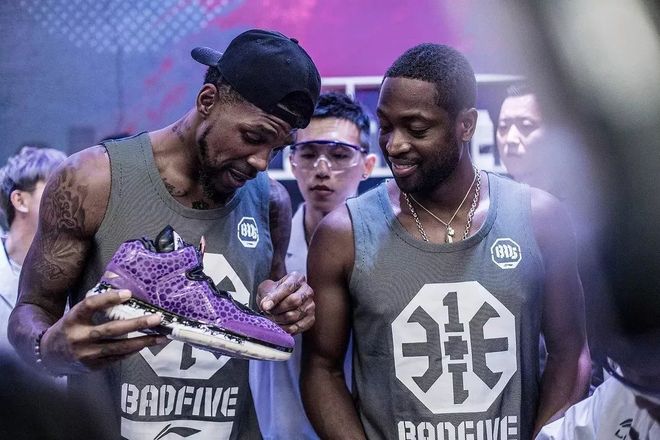 湖人詹姆斯关键时刻命中绝杀（詹姆斯压哨绝杀，湖人取胜）