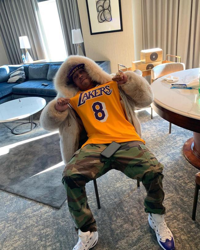 詹姆斯关键三分绝杀比赛（詹姆斯压哨三分绝杀）