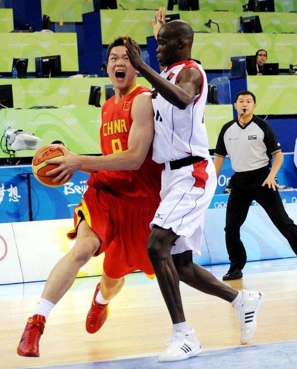 荣获马德里足协颁发的体育传奇奖，托雷斯晒图感谢马德里足协（托雷斯获马德里足协体育传奇奖，晒照致谢）