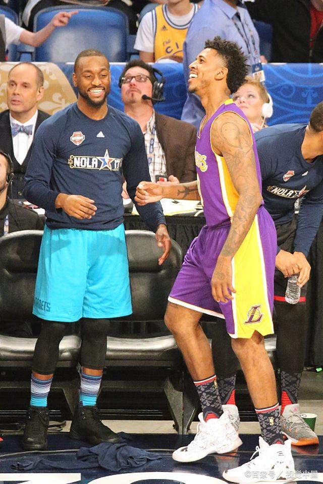 对手：这人是机器人吗？（对手质疑：他是机器人？）